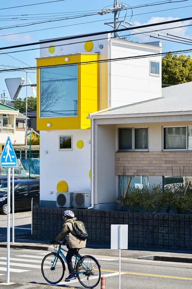 岡崎ならい歯科。黄色をアクセントにした、カラフルで子どもが楽しく通える外観デザイン｜かわいいデザイン研究所