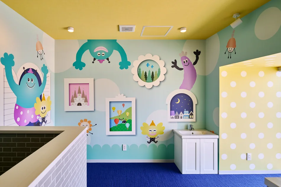岡崎ならい歯科。カラフルでかわいいキャラクターがいる、子どもが楽しく過ごせる内装デザイン｜かわいいデザイン研究所