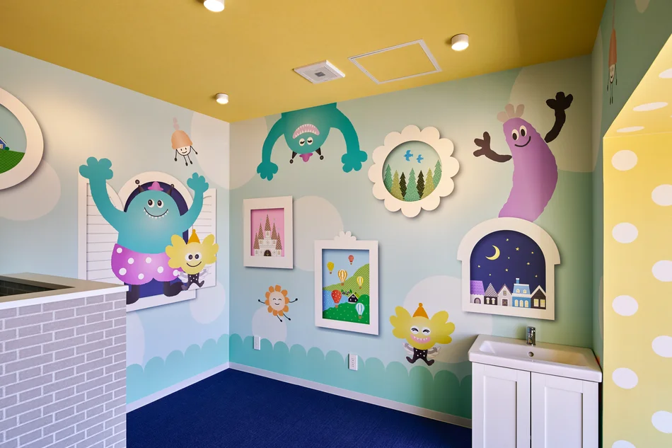 岡崎ならい歯科。カラフルでかわいいキャラクターがいる、子どもが楽しく過ごせる内装デザイン｜かわいいデザイン研究所