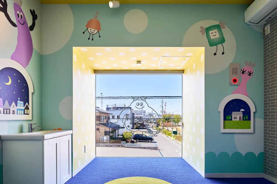 岡崎ならい歯科。カラフルでかわいいキャラクターがいる、子どもが楽しく過ごせる内装デザイン｜かわいいデザイン研究所