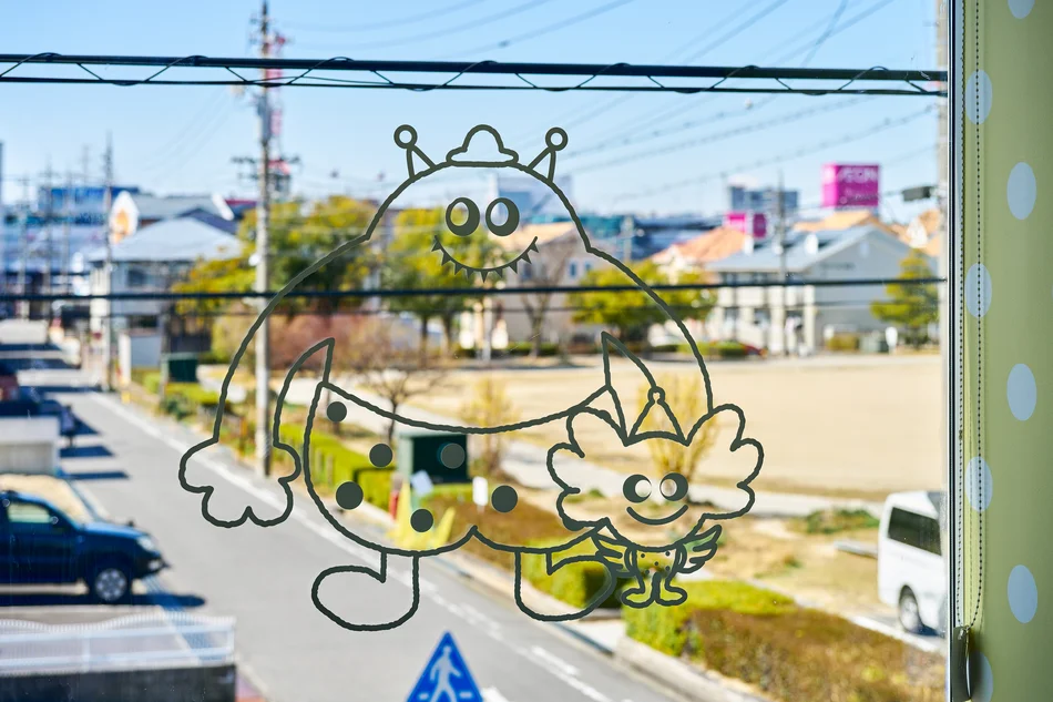 岡崎ならい歯科の可愛いキャラクター窓サイン。子供に親しみやすい小児歯科デザイン｜かわいいデザイン研究所